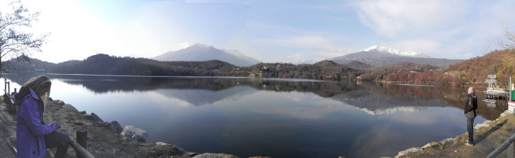 da sx: Liliana e Aldo sui bordi del Lago Sirio nei pressi di Ivrea (39817 bytes)
